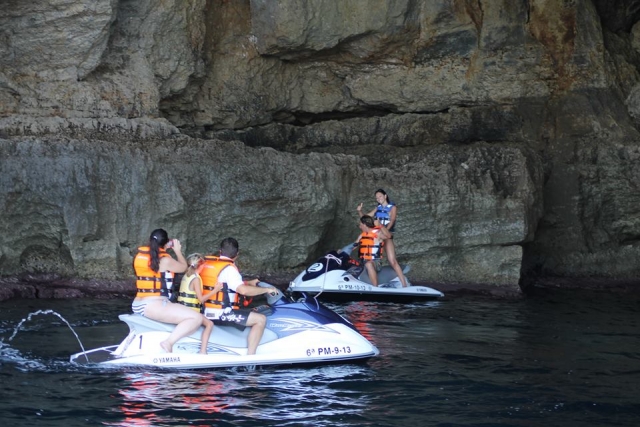 familia en moto de agua